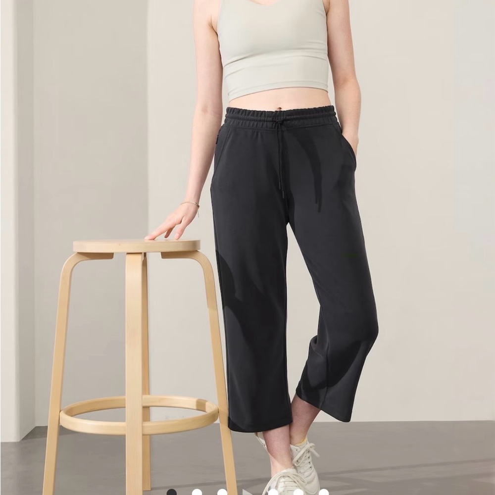 Athelta - SEASOFT MID RISE STRAIGHT CROP
NWOT
